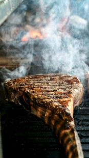 烤架上滋滋冒香的牛排
