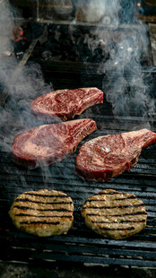 烤架上的美味牛排与肉饼