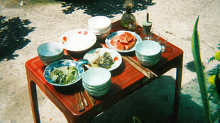 户外野餐美食摆放在木桌