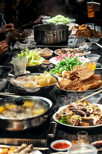 丰盛美食聚会场景