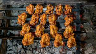 炭火上的美味烤鸡翅