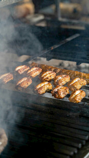 户外炭火烤肉诱人瞬间