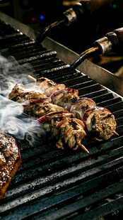 炭火上的美味烤肉