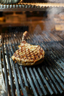 烤架上滋滋冒香的牛排