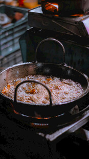 大锅中烹饪的美味佳肴