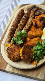 烤鸡肉串配蔬菜开胃美食