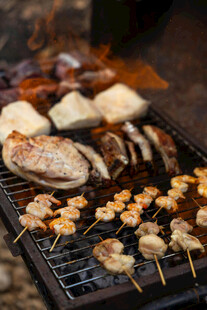 户外烧烤美食诱人场景