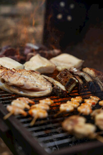 户外烧烤美食诱人瞬间