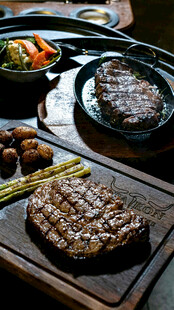 美味牛排与多样配菜