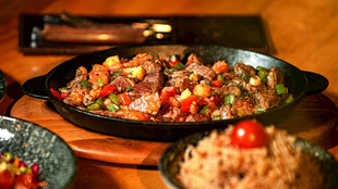 美味烤肉搭配米饭与小菜