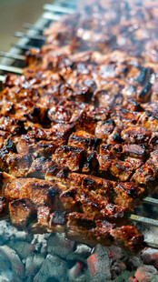 炭火上的美味烤肉