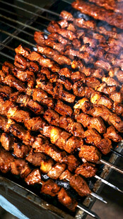 烤架上的美味烤肉串