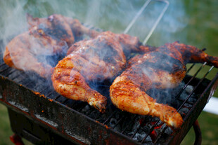 户外烧烤中的美味烤鸡肉