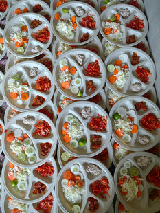 多彩拼盘整齐摆放