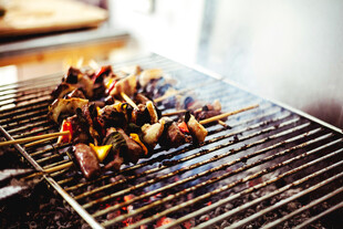 烤架上的美味烤肉串