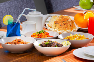 丰盛多样的美味餐食