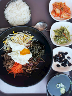 韩式美味拌饭及多样配菜