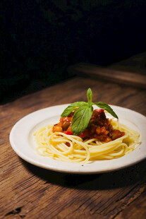 美味肉酱意面摆于木桌