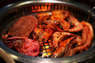 炭火上的美味烤肉盛宴