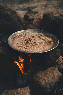 户外篝火上烹饪的食物