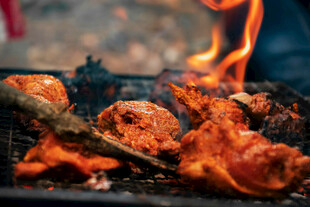 户外烧烤中的美味烤肉