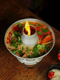 火焰锅中美食诱人