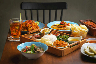 丰盛美味的多样美食拼盘