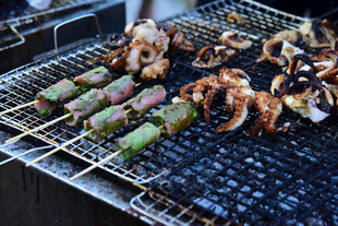 户外烧烤美食诱人瞬间