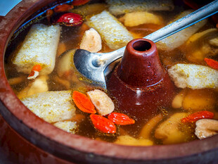 陶制汽锅中的滋补食材