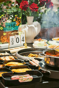 户外丰盛烧烤美食场景