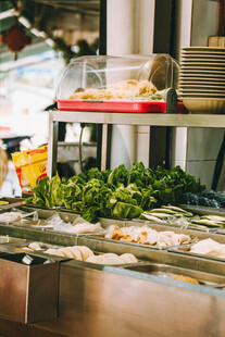 新鲜蔬果陈列于摊位