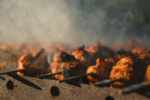 炭火上的美味烤肉串
