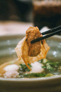 筷子夹起美味馄饨