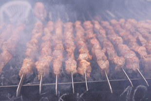 炭火上的美味烤肉串