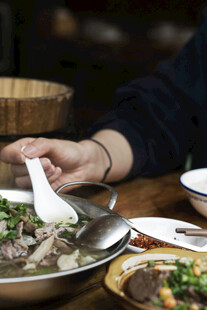 手持白勺享美味中式菜肴