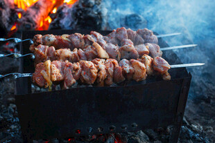 炭火上的美味烤肉串