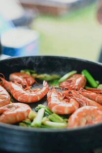 锅中美味鲜虾与蔬菜