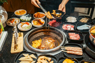 热闹的火锅聚餐场景