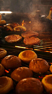 户外烧烤中的美味汉堡