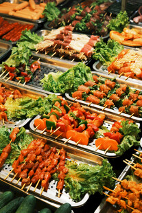 丰富多样的美味烧烤拼盘