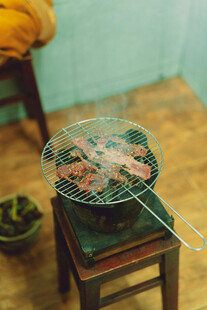 室内炭火烤肉场景