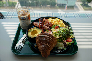 窗边美味早餐拼盘