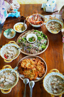 丰盛中式菜肴摆满餐桌