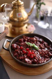 美味红烧牛肉铸铁锅盛放