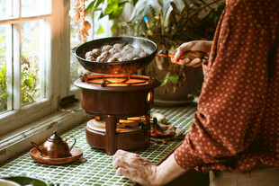 窗边煮茶的惬意时光