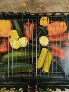 烤架上的多彩蔬菜