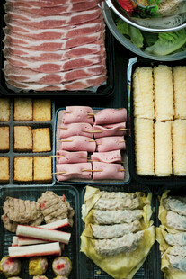 丰富多样的火锅食材拼盘