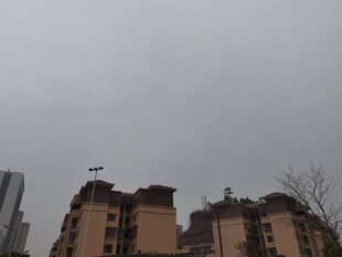 阴天中的多层居民住宅楼