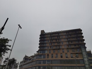 城市中矗立的多层建筑物