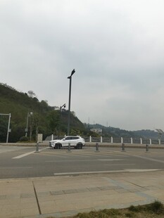 空旷道路上的白色车辆